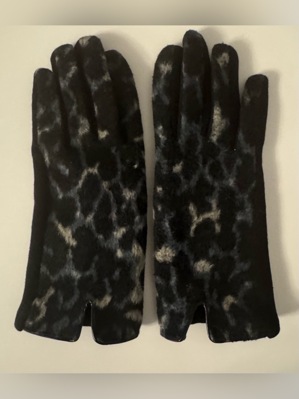 Black & Grey Leopard Print Touchscreen Gloves – NWOT
